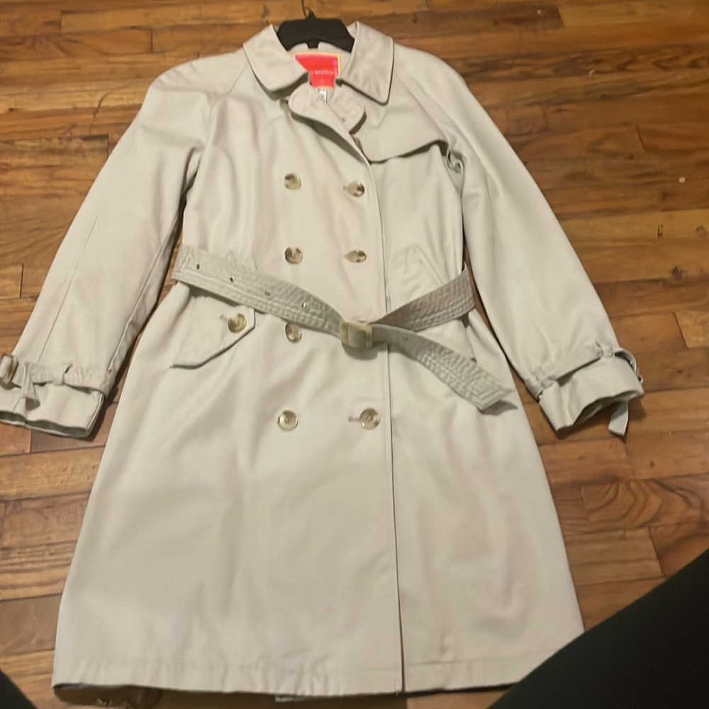A womens trench coat! - Picture 2 of 5
